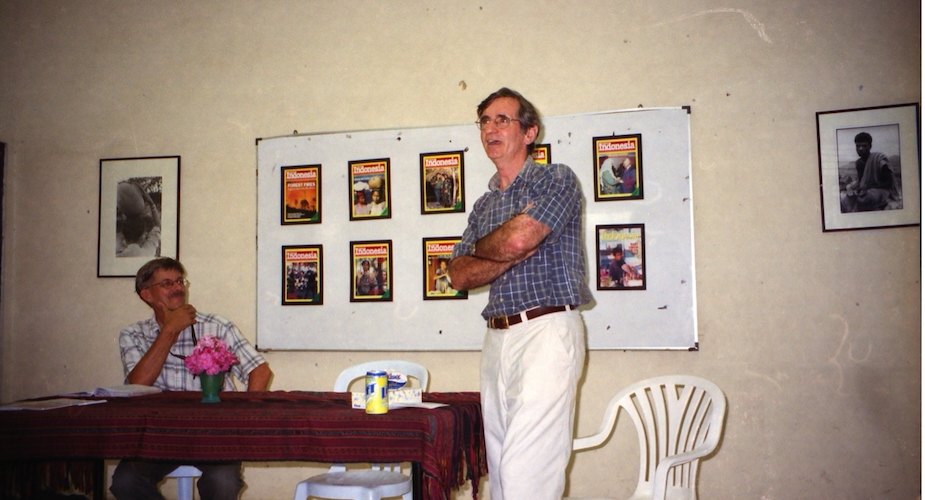 Pat and Gerry in Dili, talking about Inside Indonesia's East Timor coverage over the years (October 2002). First Lady Kirsty Sword Gusmao also spoke, billed as 'former Inside Indonesia staff member' / Gerry van Klinken